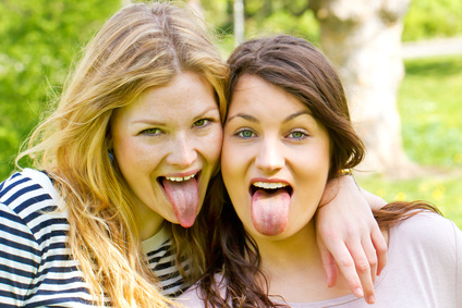 dieses Bild zeigt zwei Frauen mit herausgestreckter Zunge