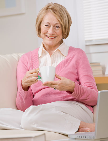 dieses Foto zeigt eine Frau mit einer Teetasse