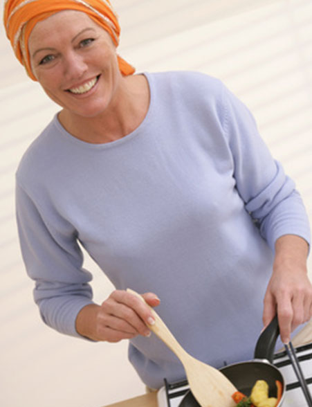 dieses Foto zeigt eine Frau beim Kochen