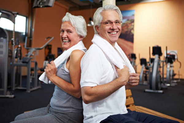 dieses Foto zeigt ein älteres Paar im Fitness-Studio