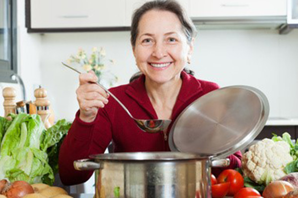 dieses Foto zeigt eine Frau mit Kochtopf